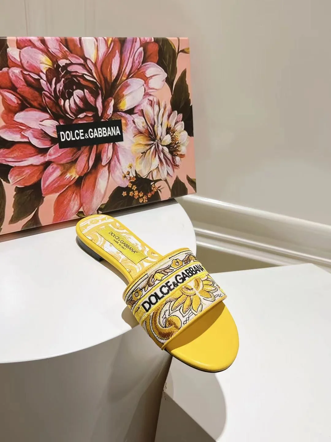 Supportive Dolce Gabbana Slippers 22799