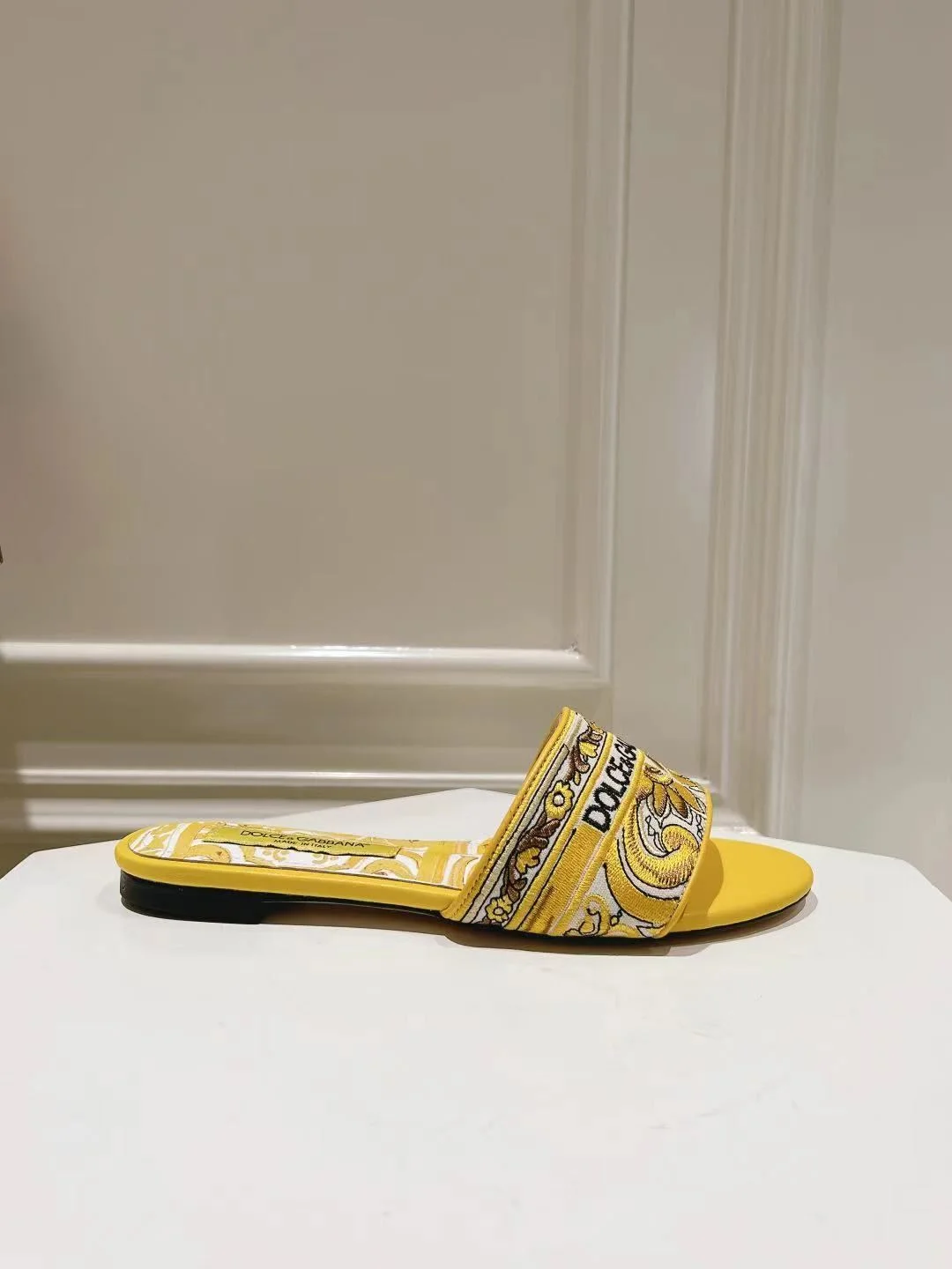 Supportive Dolce Gabbana Slippers 22799