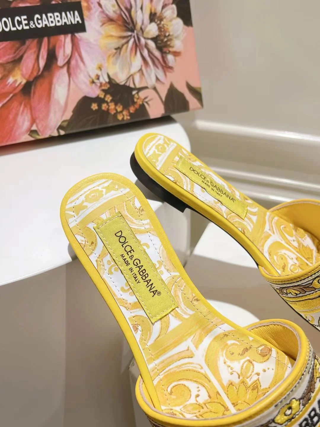 Supportive Dolce Gabbana Slippers 22799