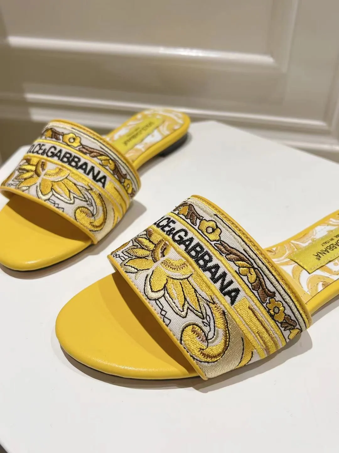 Supportive Dolce Gabbana Slippers 22799