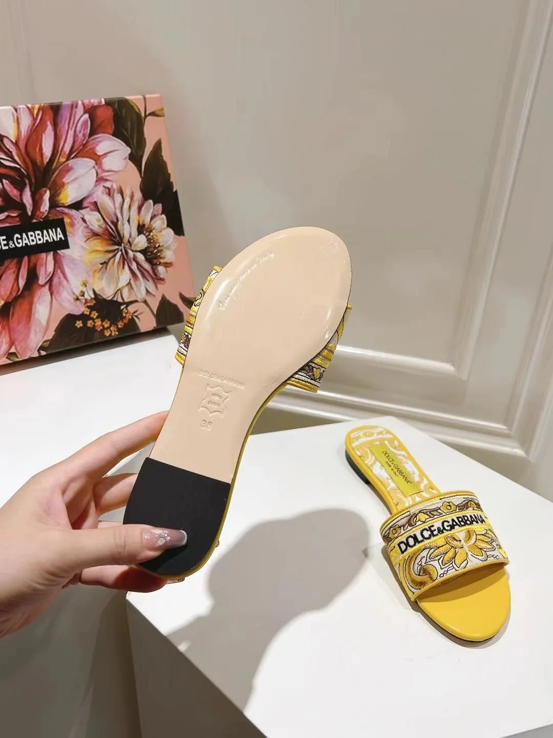 Supportive Dolce Gabbana Slippers 22799