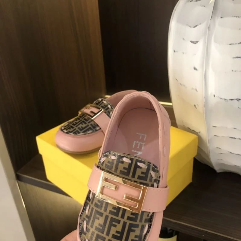 Comfortable FENDI SHOES 29768