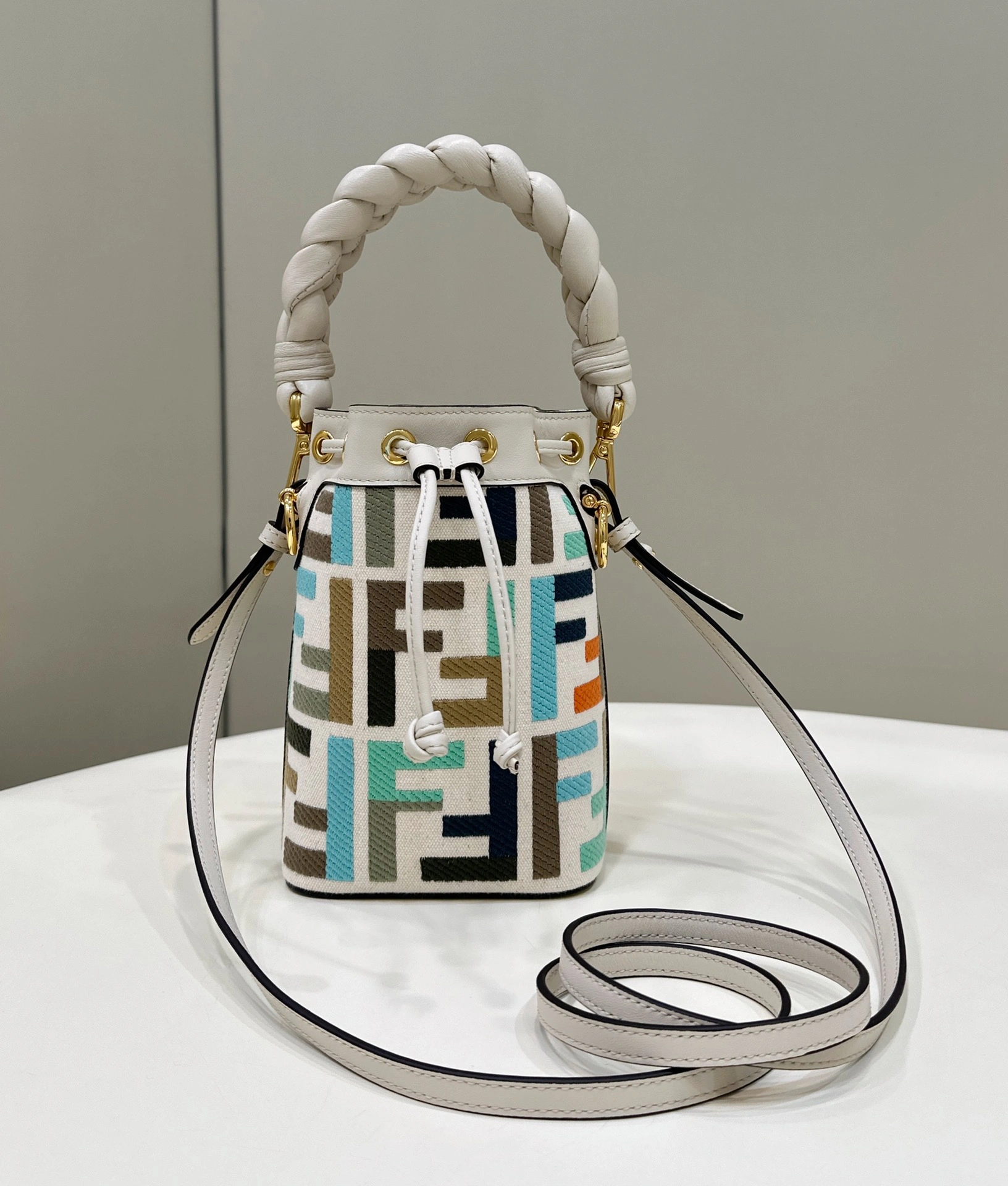 Casual Fendi Bucket Bags 76845