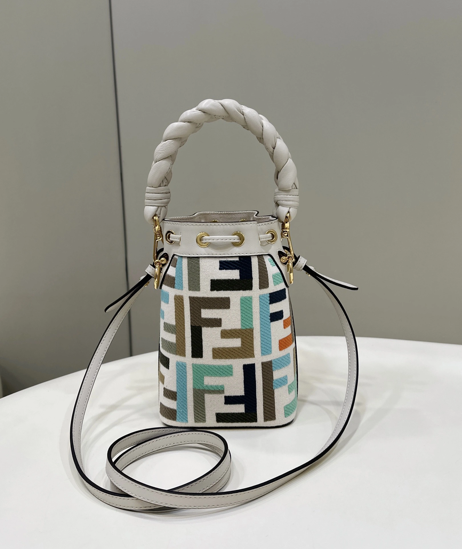 Casual Fendi Bucket Bags 76845