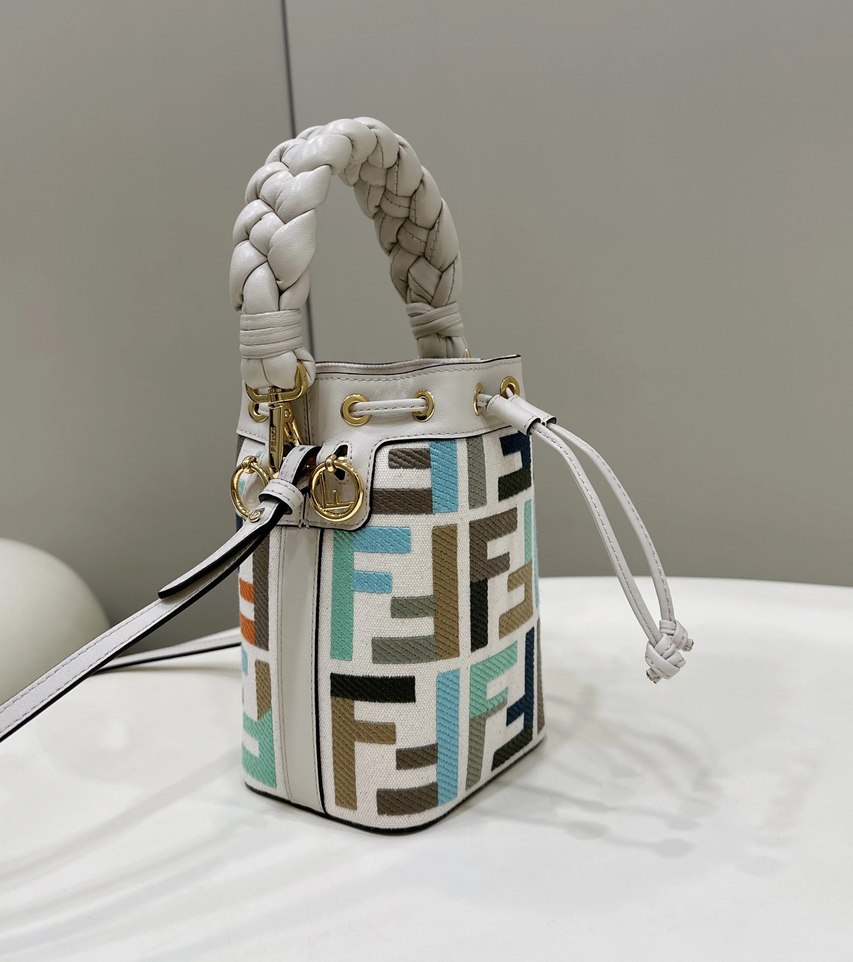 Casual Fendi Bucket Bags 76845