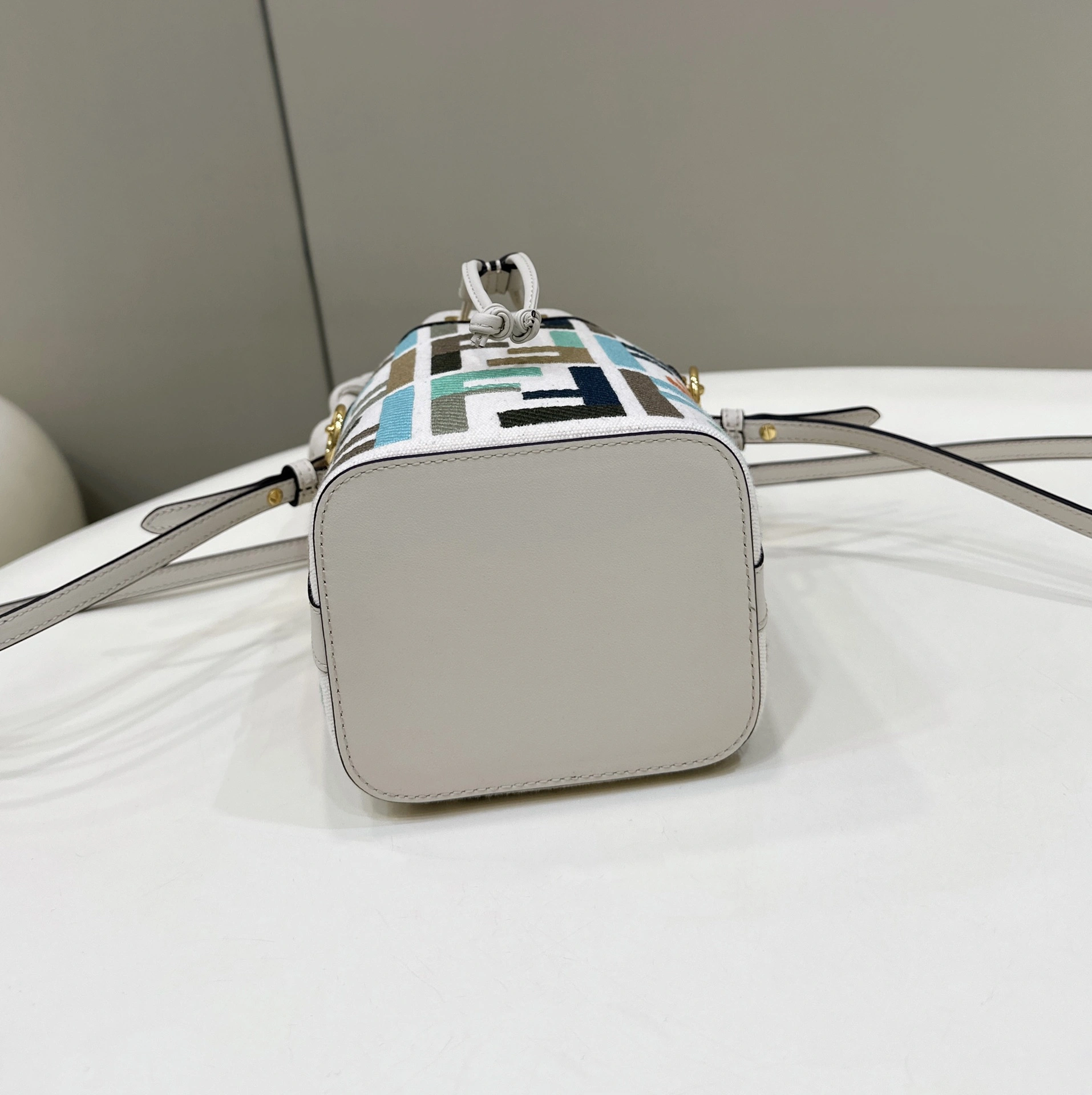 Casual Fendi Bucket Bags 76845