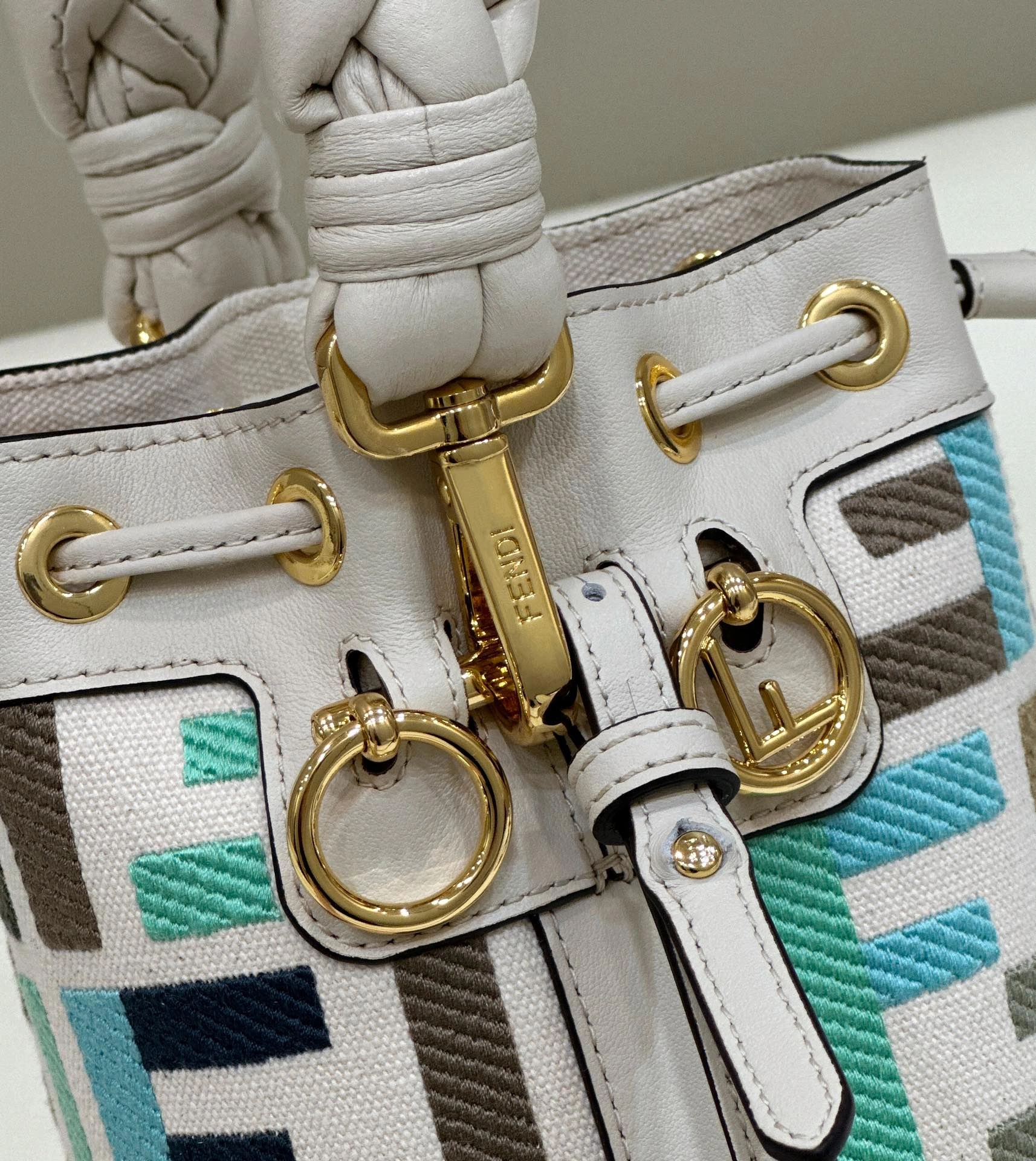Casual Fendi Bucket Bags 76845