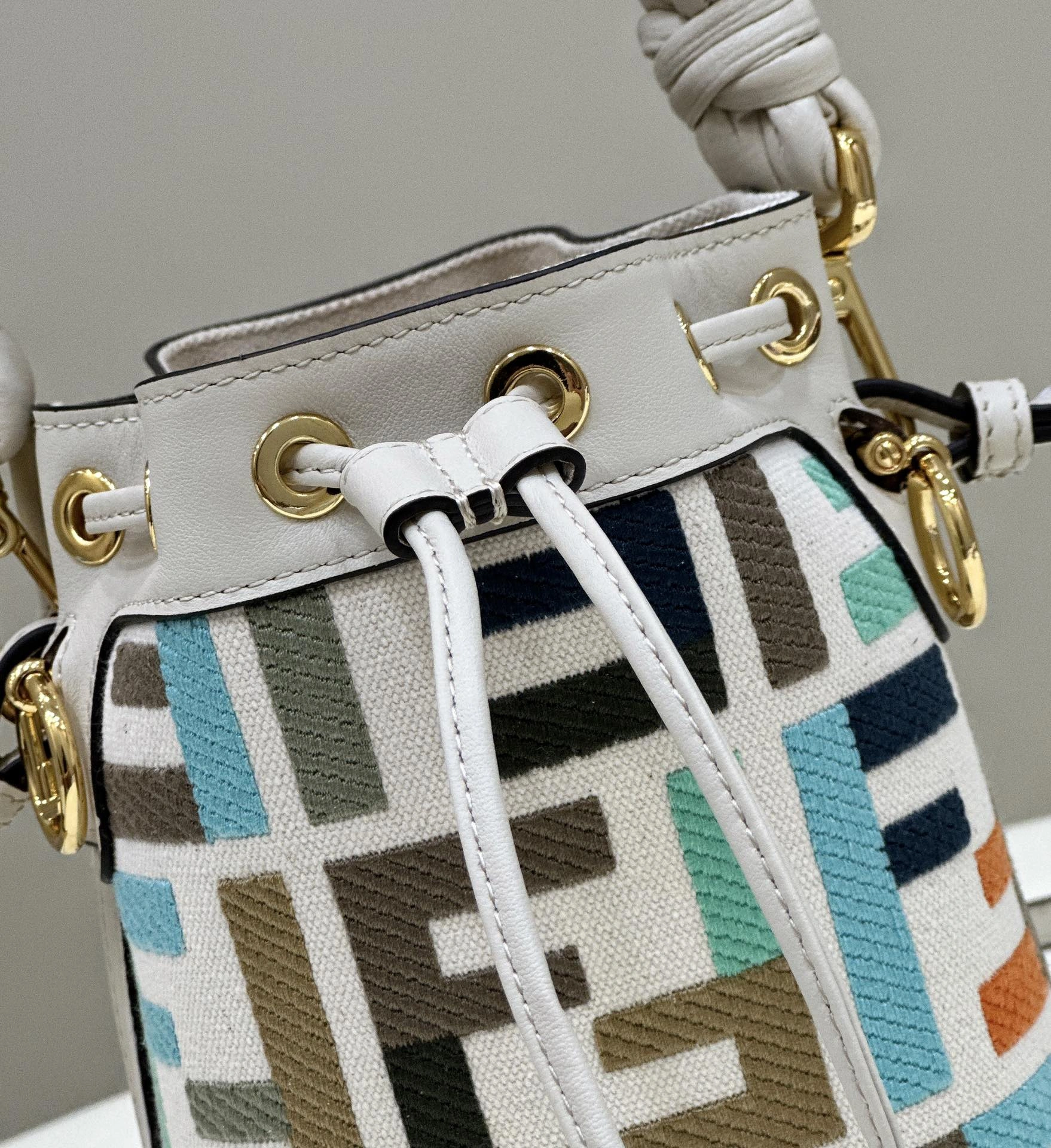 Casual Fendi Bucket Bags 76845