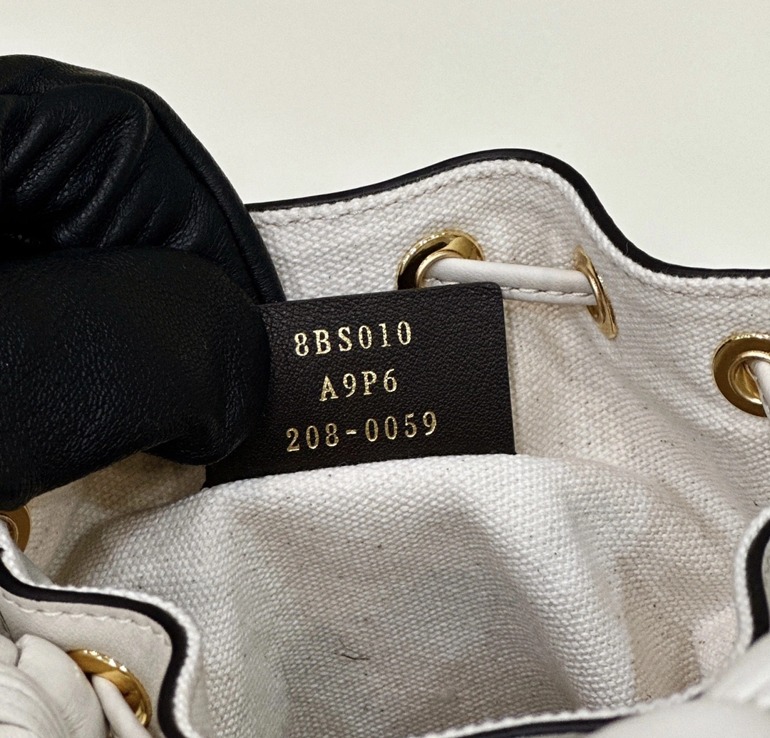 Casual Fendi Bucket Bags 76845