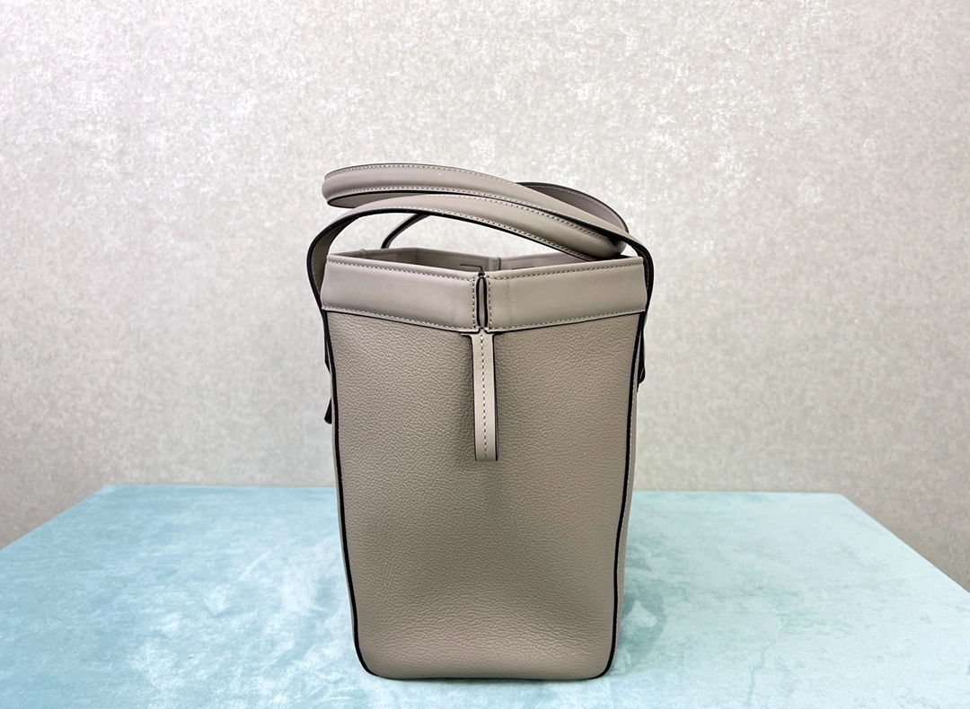 Effortless Fendi Bucket Bags 76827