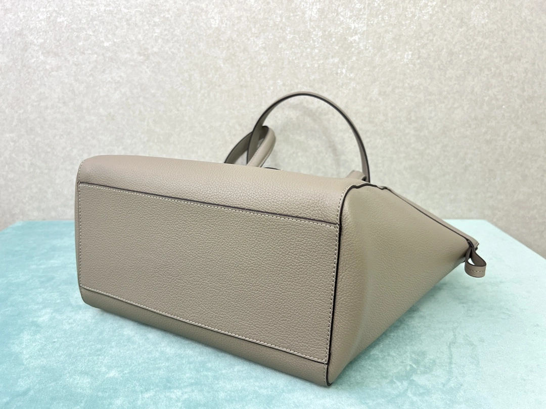 Effortless Fendi Bucket Bags 76827