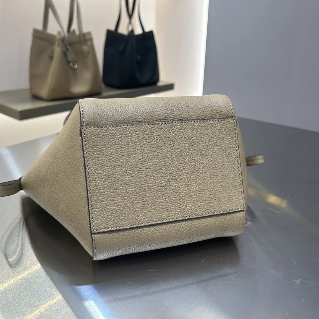 Trendsetting Fendi Bucket Bags 76829