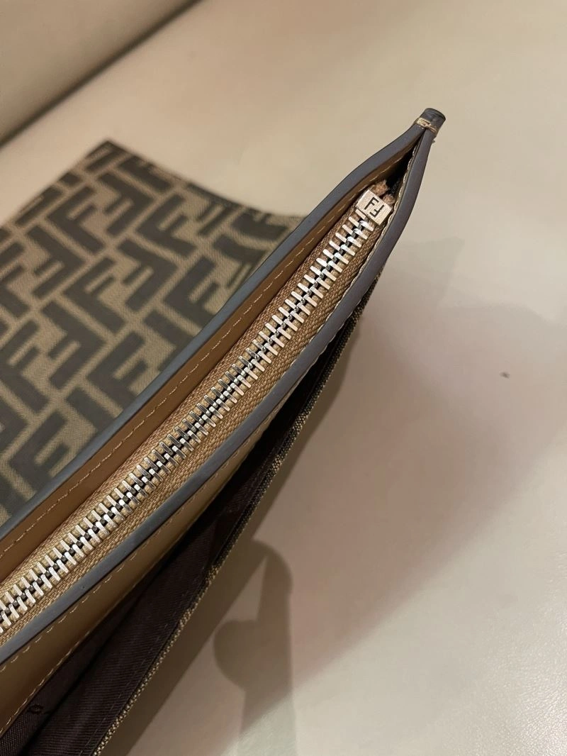 RelaxedFit Fendi Clutch Bags 58013