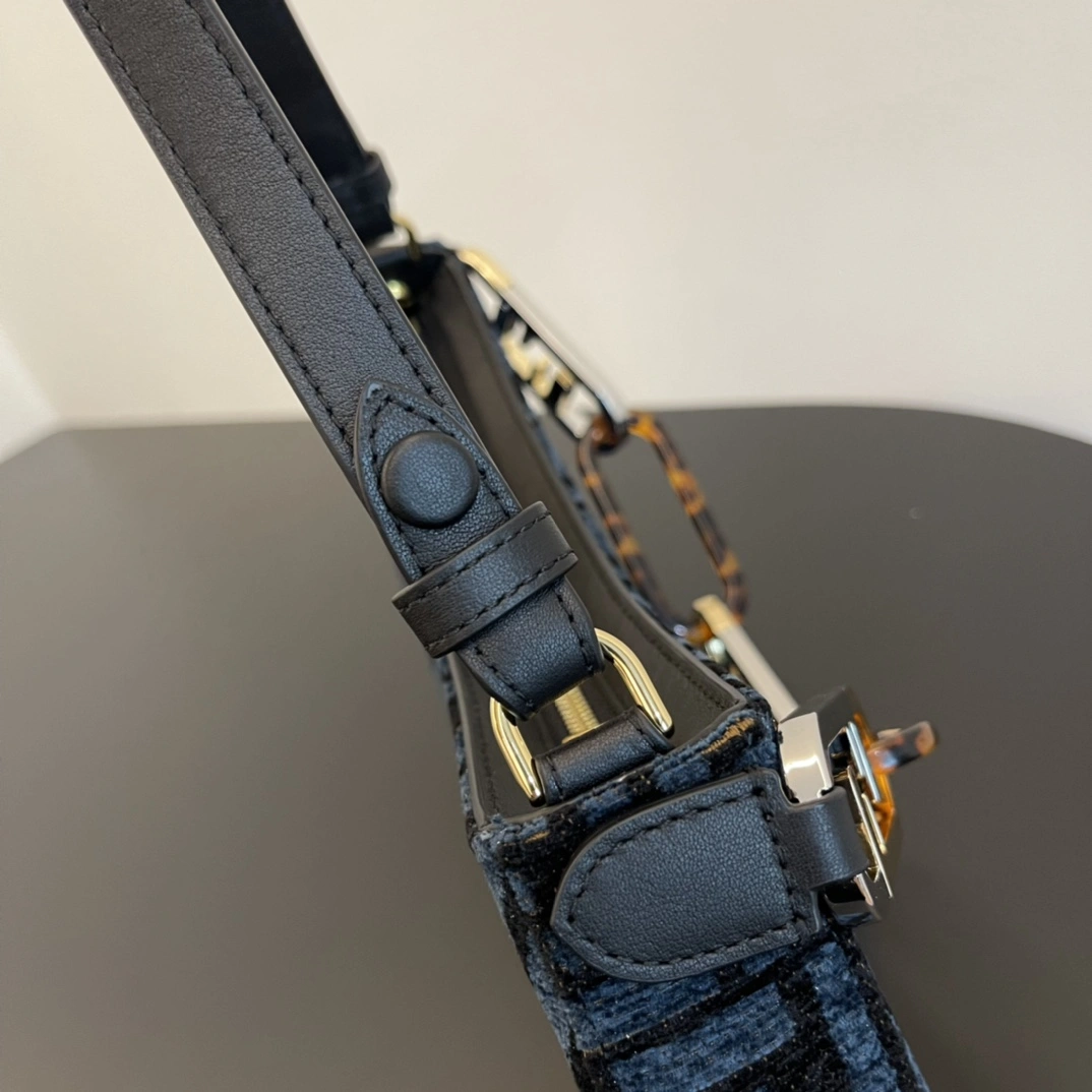 Fendi Hobo Bags Comfortable 69891
