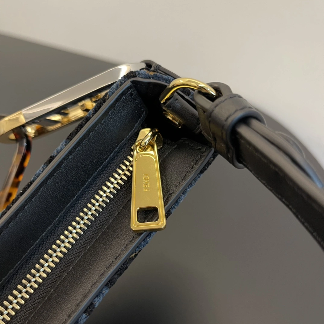 Fendi Hobo Bags Comfortable 69891