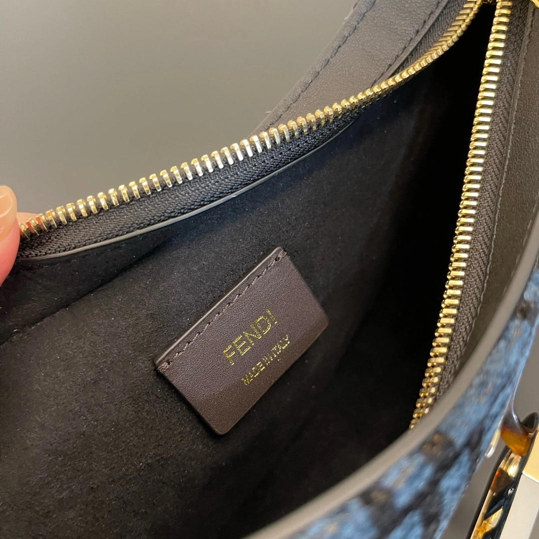Fendi Hobo Bags Comfortable 69891