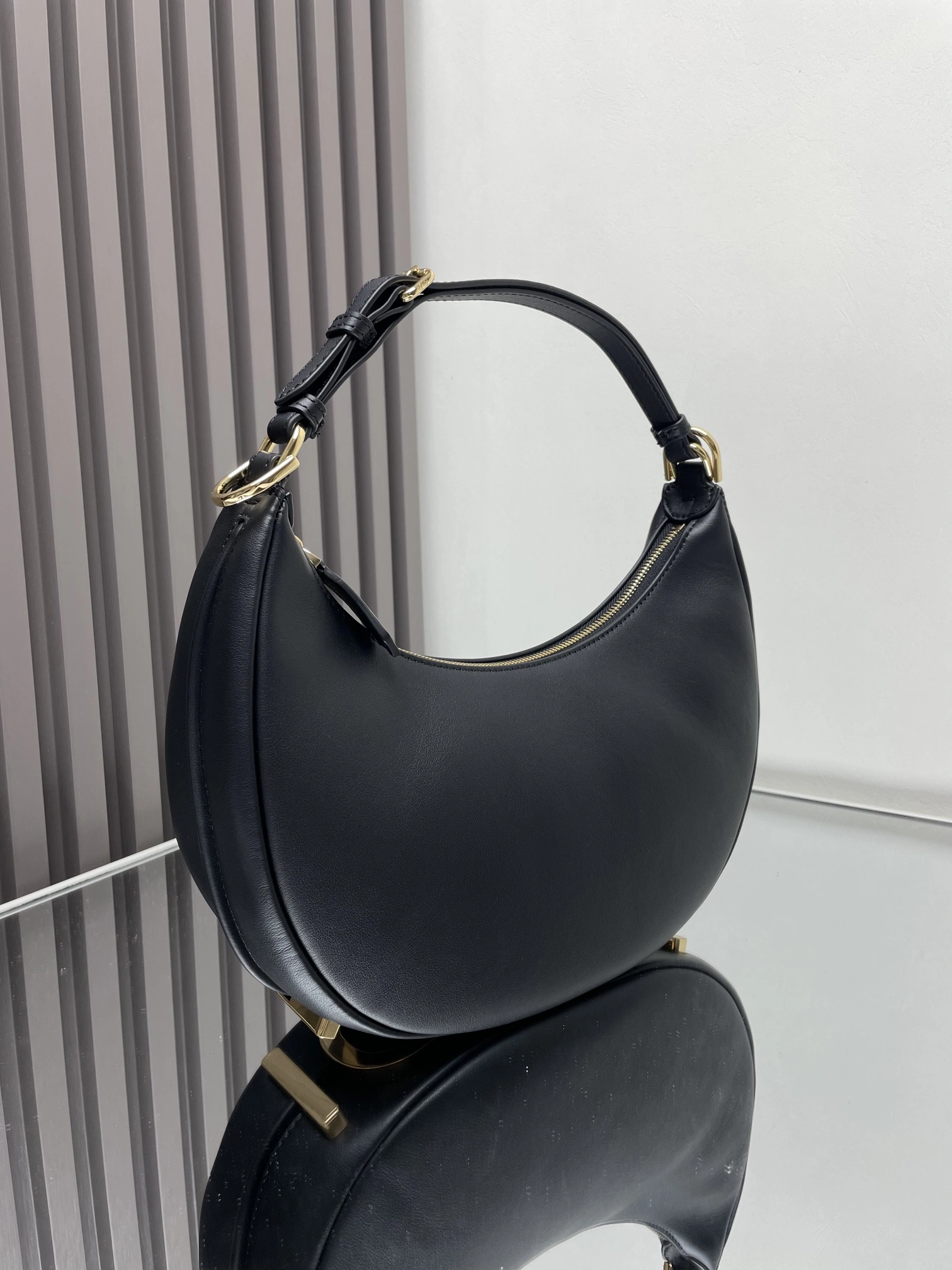Fendi Hobo Bags Unisex 69885