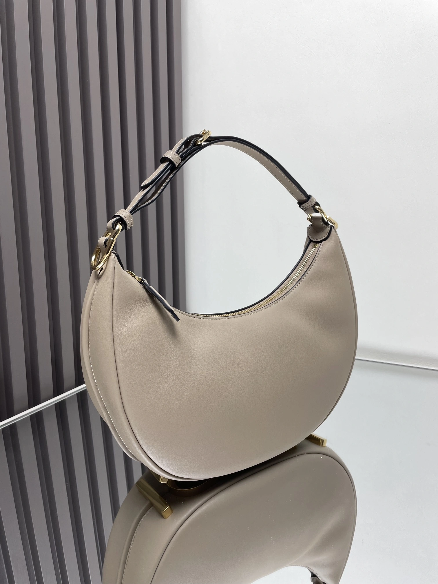 RelaxedFit Fendi Hobo Bags 69910
