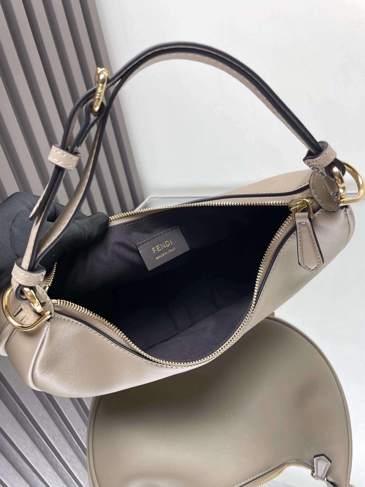 RelaxedFit Fendi Hobo Bags 69910
