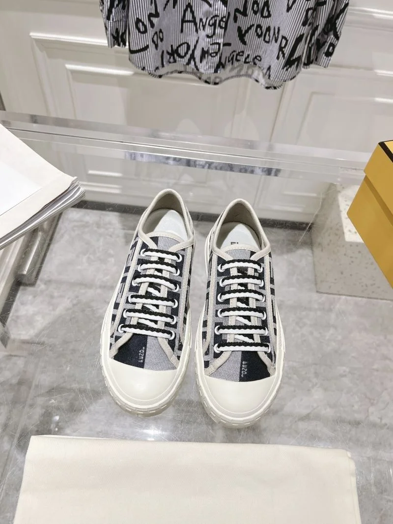 Fendi Low Shoes Elegant 23527