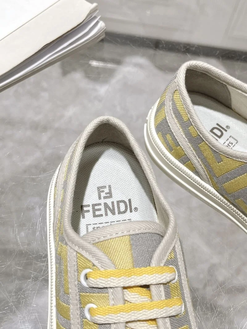 Fendi Low Shoes Elegant 23524
