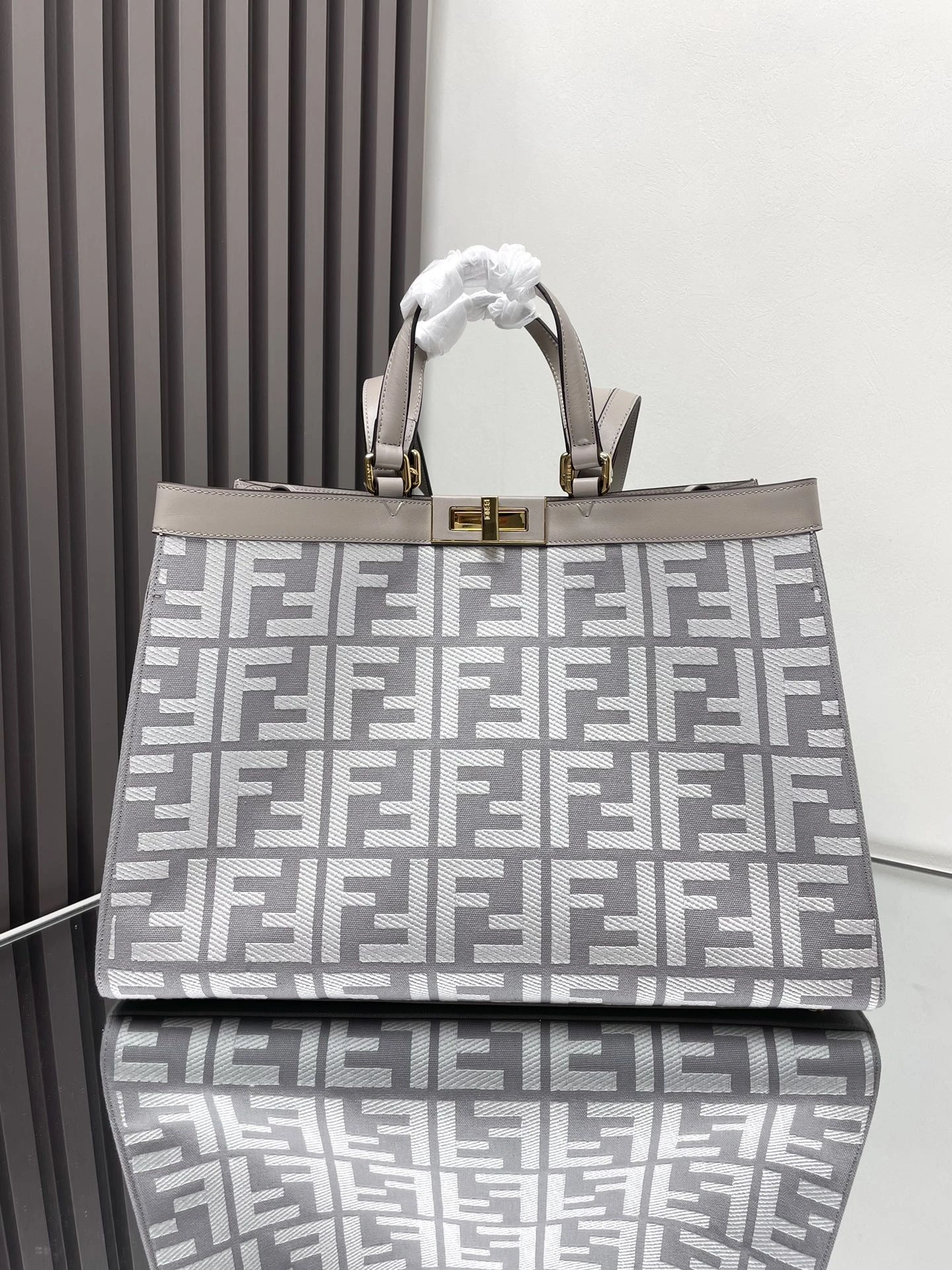 Flexible Fendi Peekaboo Bags 69835