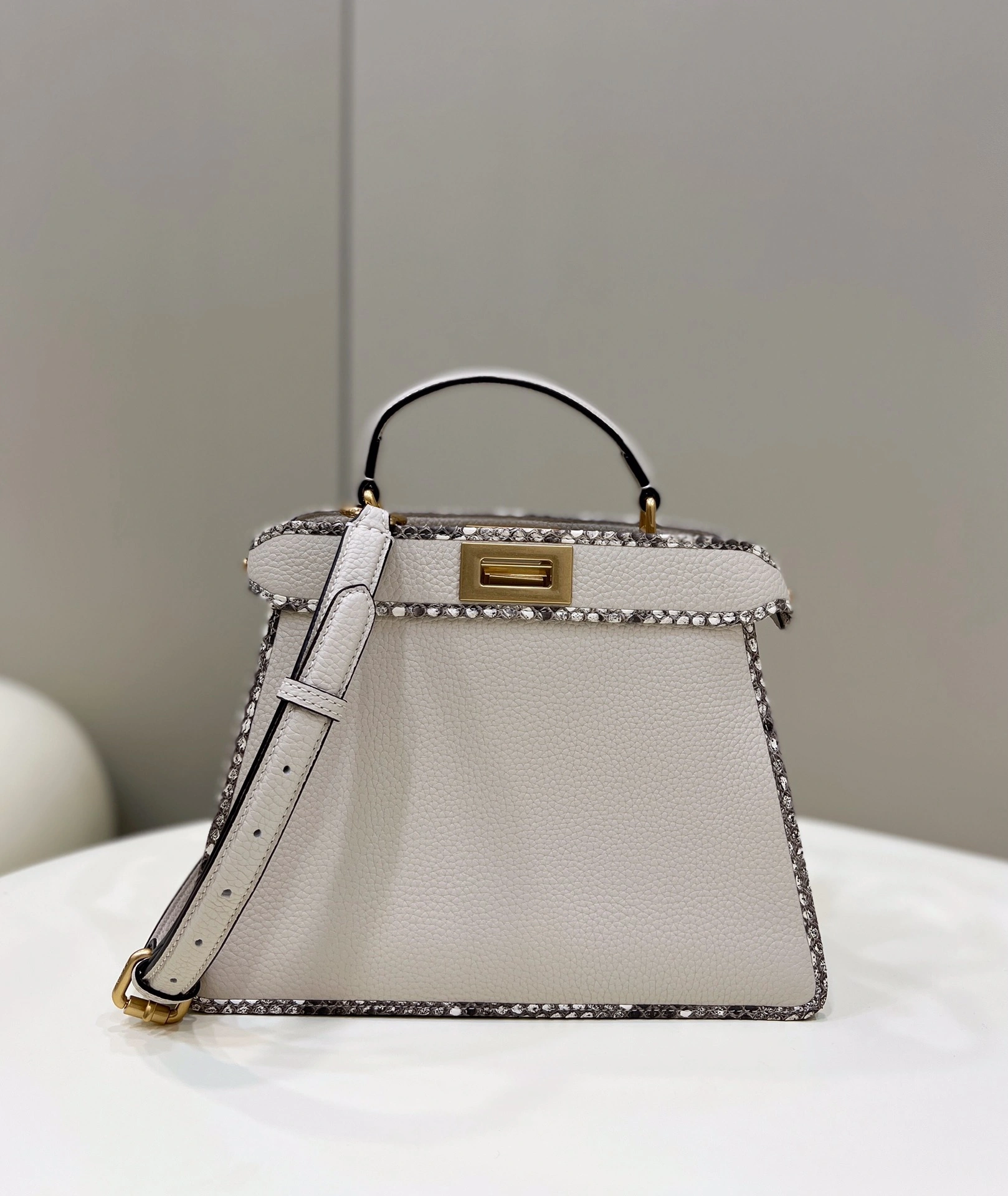 Fendi Peekaboo Bags TimelessDesign 69834