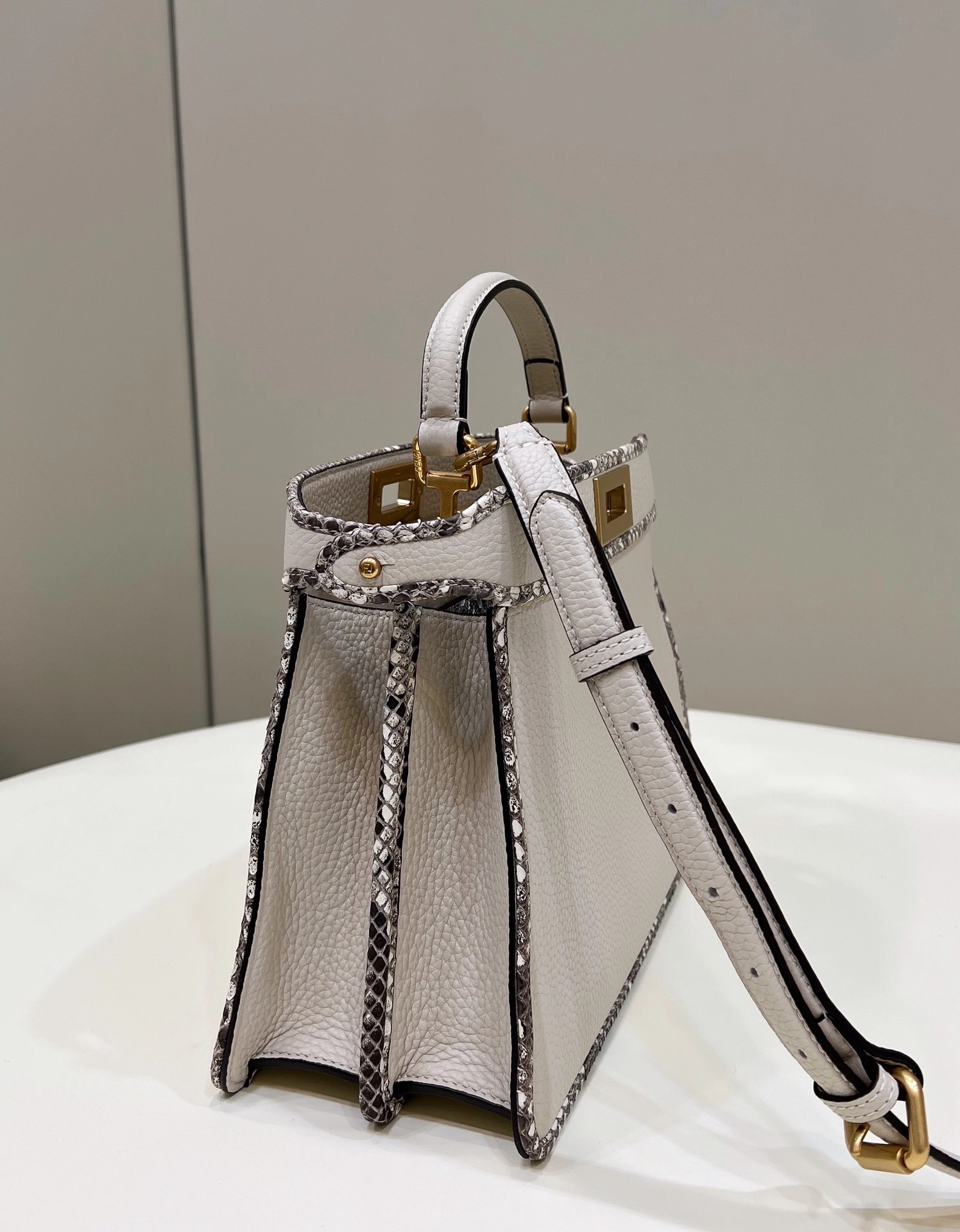 Fendi Peekaboo Bags TimelessDesign 69834