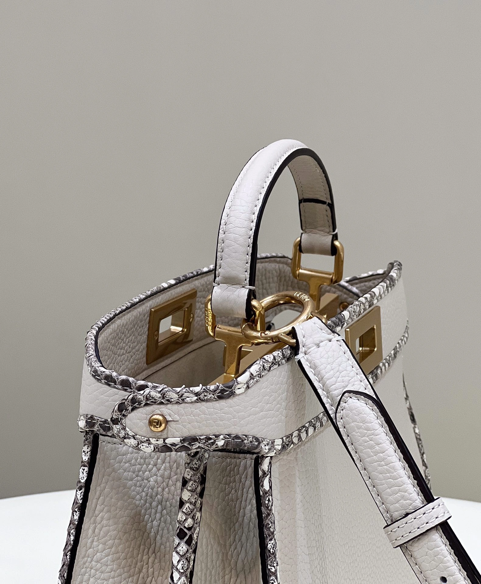 Fendi Peekaboo Bags TimelessDesign 69834