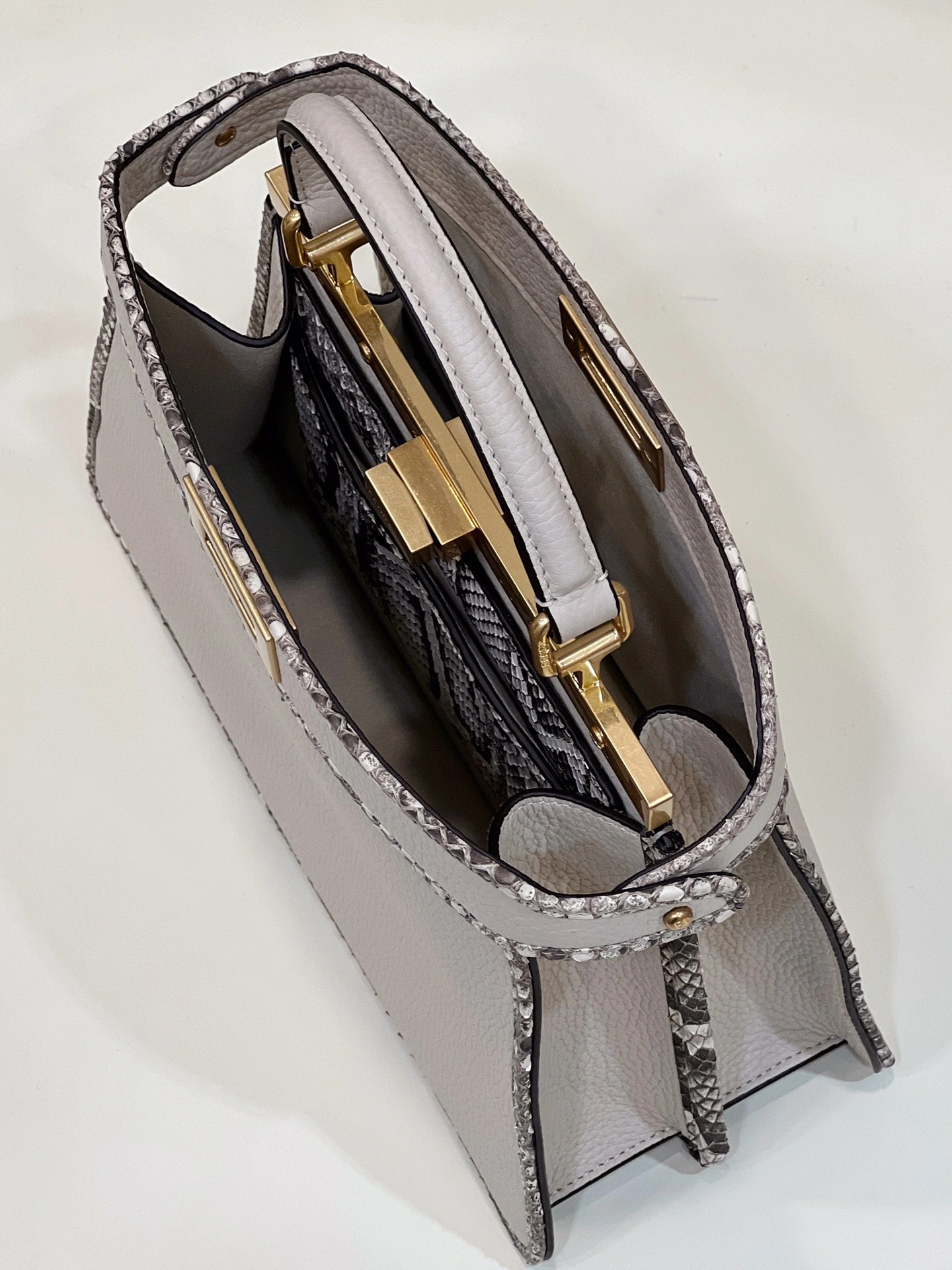 Fendi Peekaboo Bags TimelessDesign 69834
