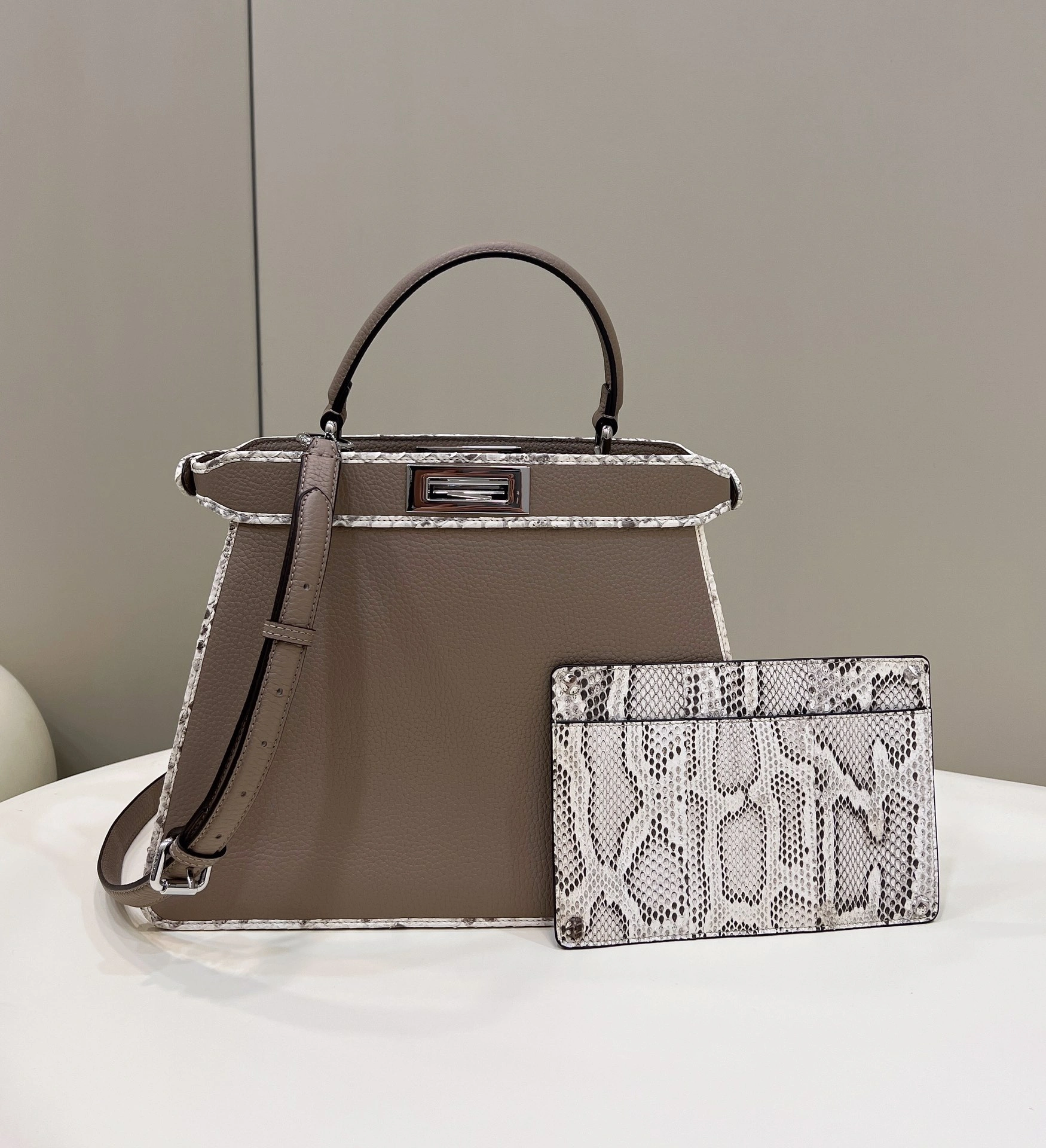 Fendi Peekaboo Bags Stylish 69817