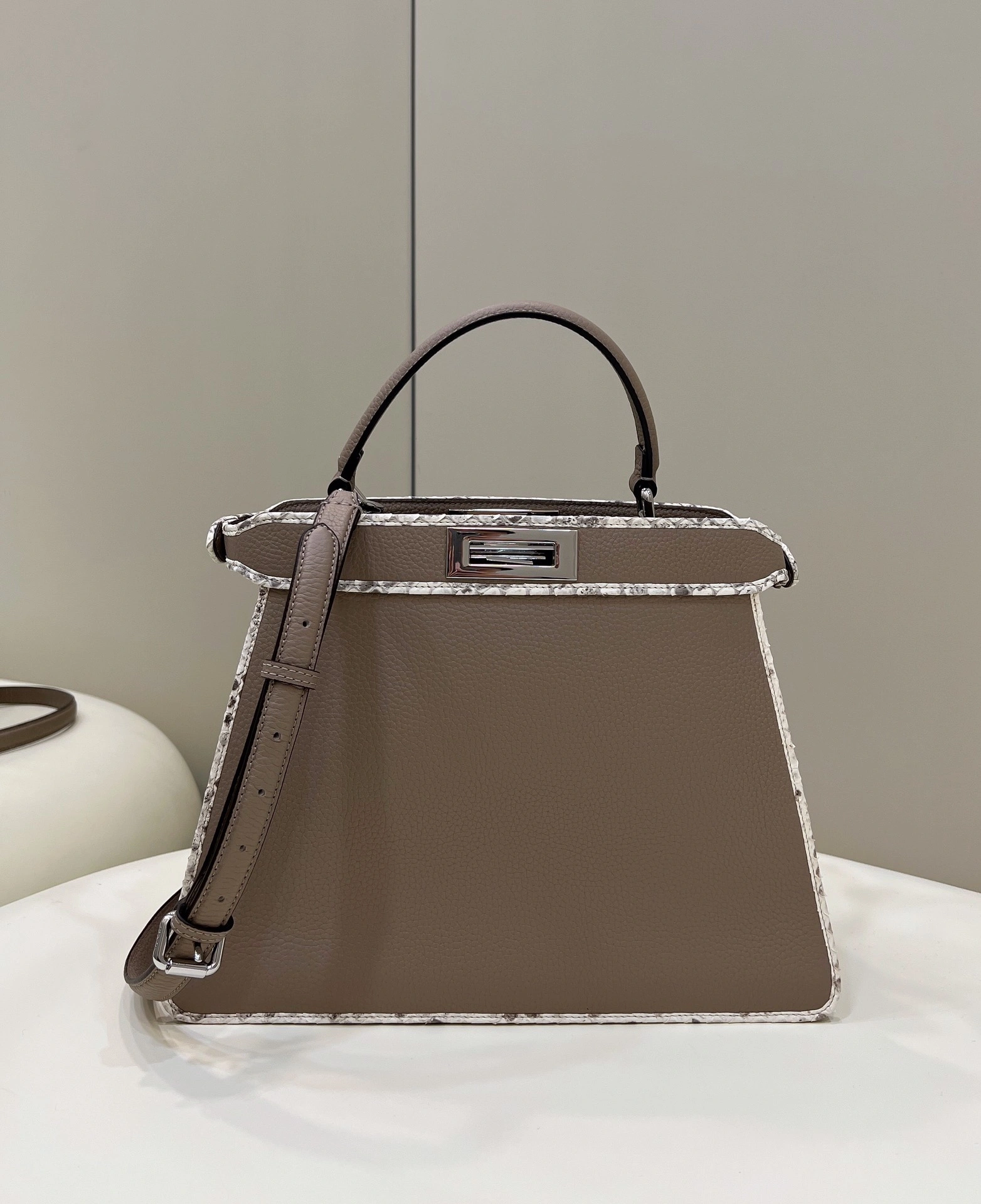 Fendi Peekaboo Bags Stylish 69817
