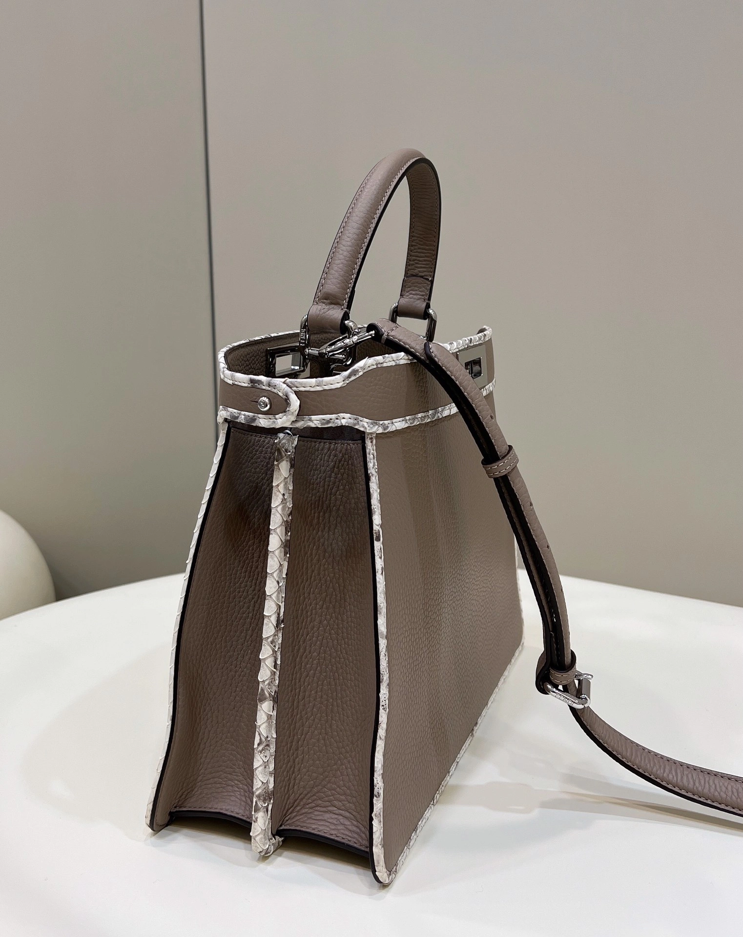 Fendi Peekaboo Bags Stylish 69817