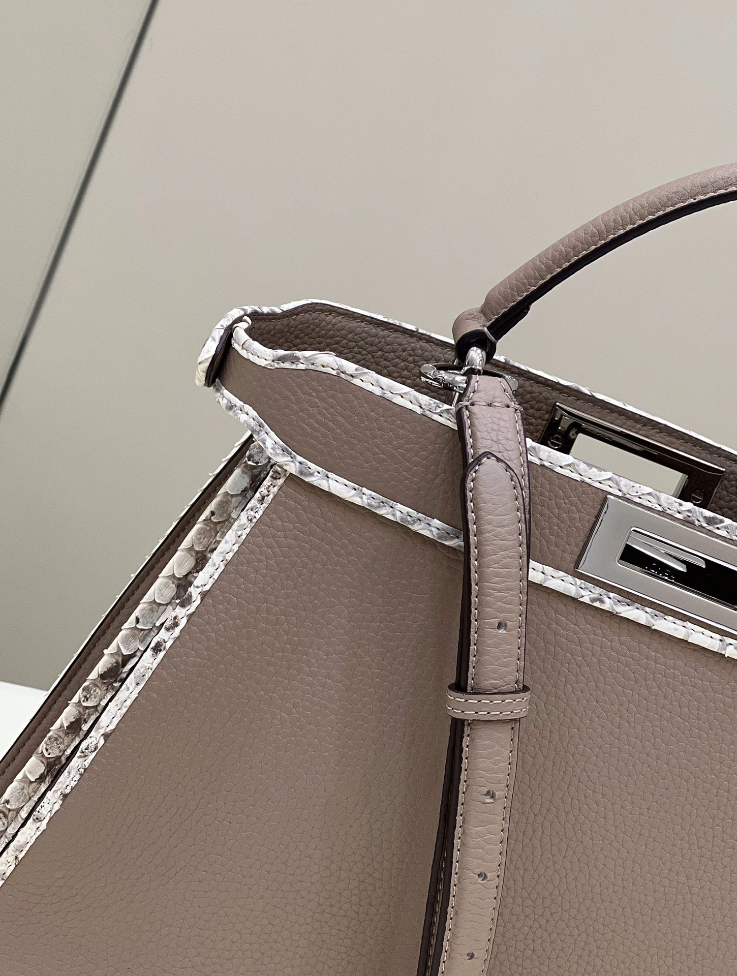 Fendi Peekaboo Bags Stylish 69817