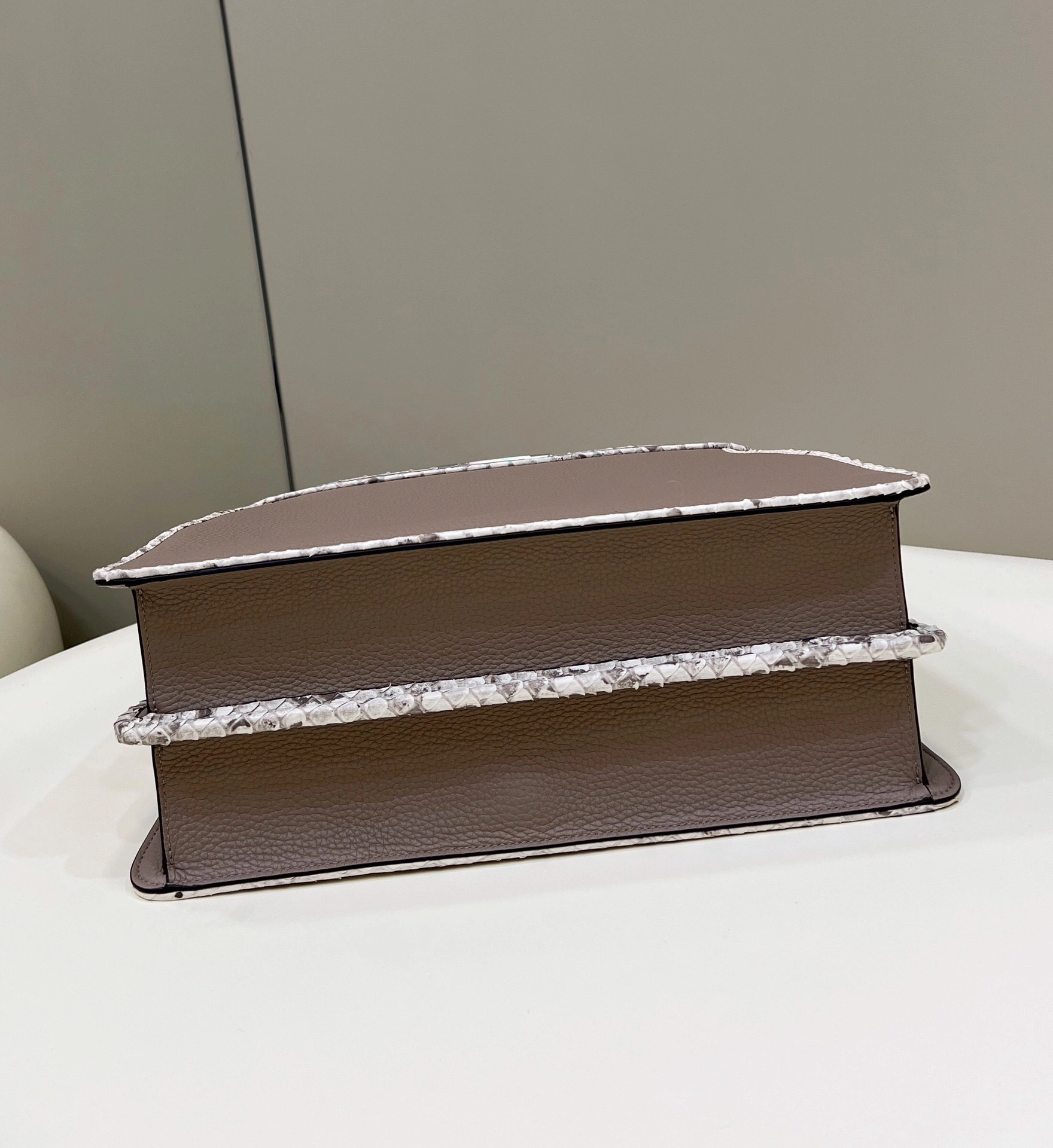 Fendi Peekaboo Bags Stylish 69817
