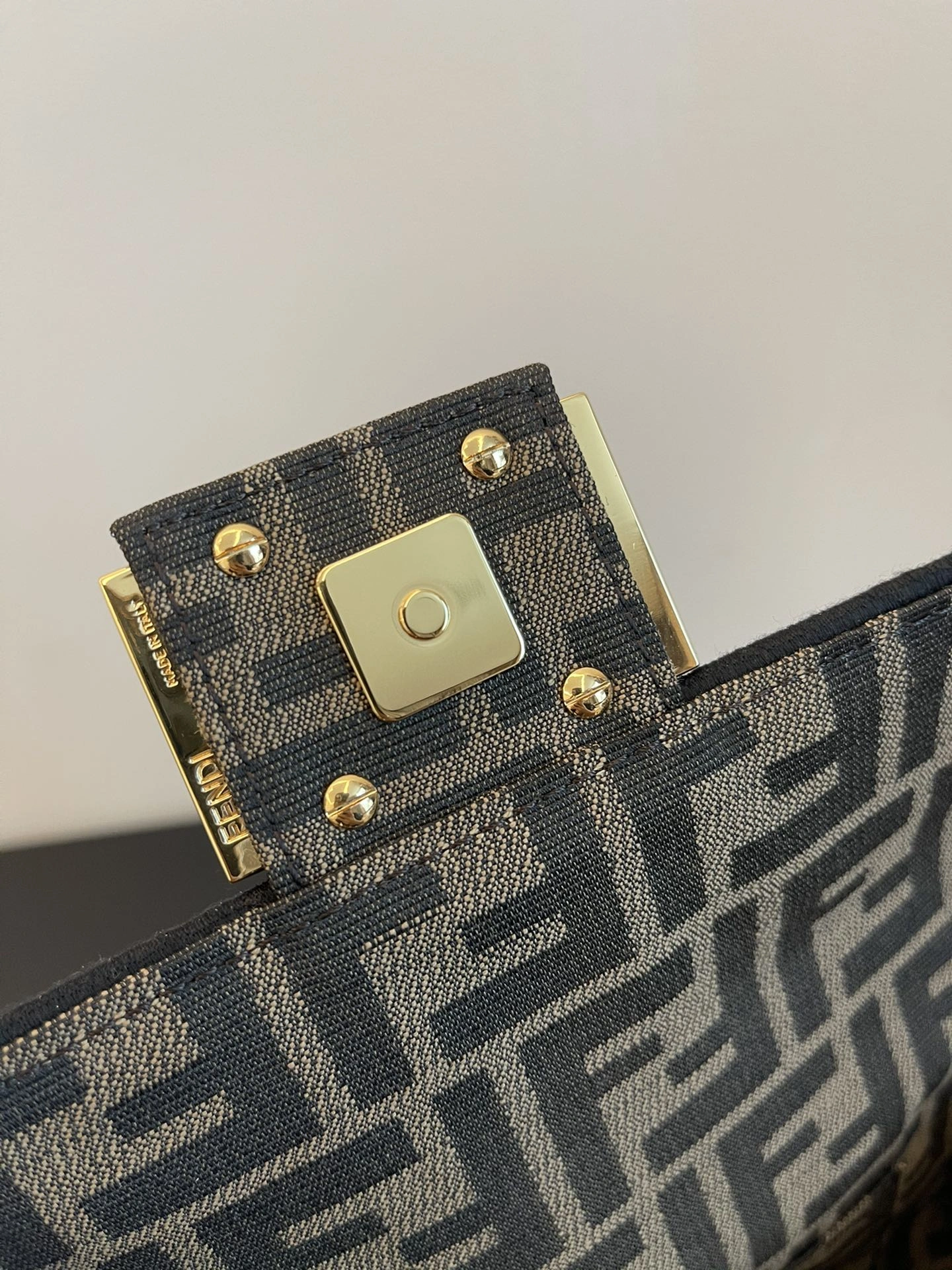 Fendi Satchel Bags Versatile 76783
