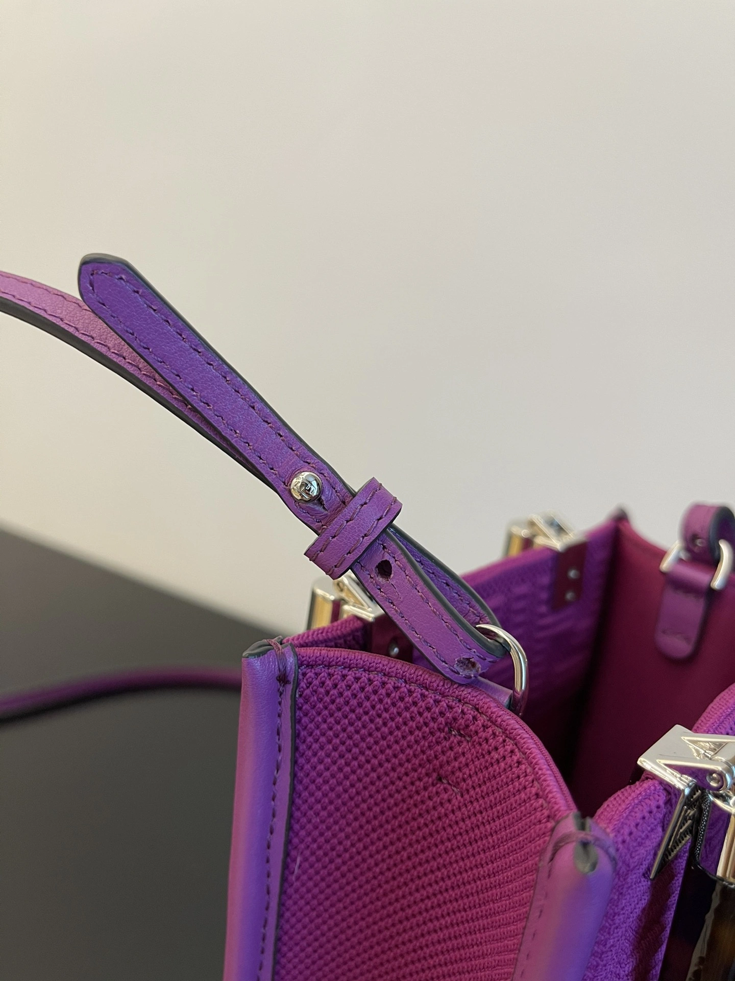 Unisex Fendi Satchel Bags 76739