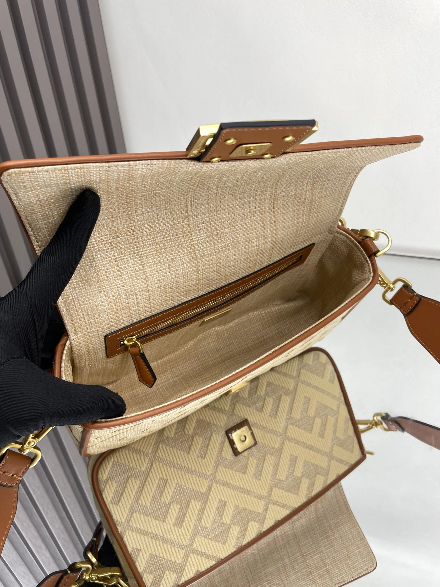 Unisex Fendi Satchel Bags 69769