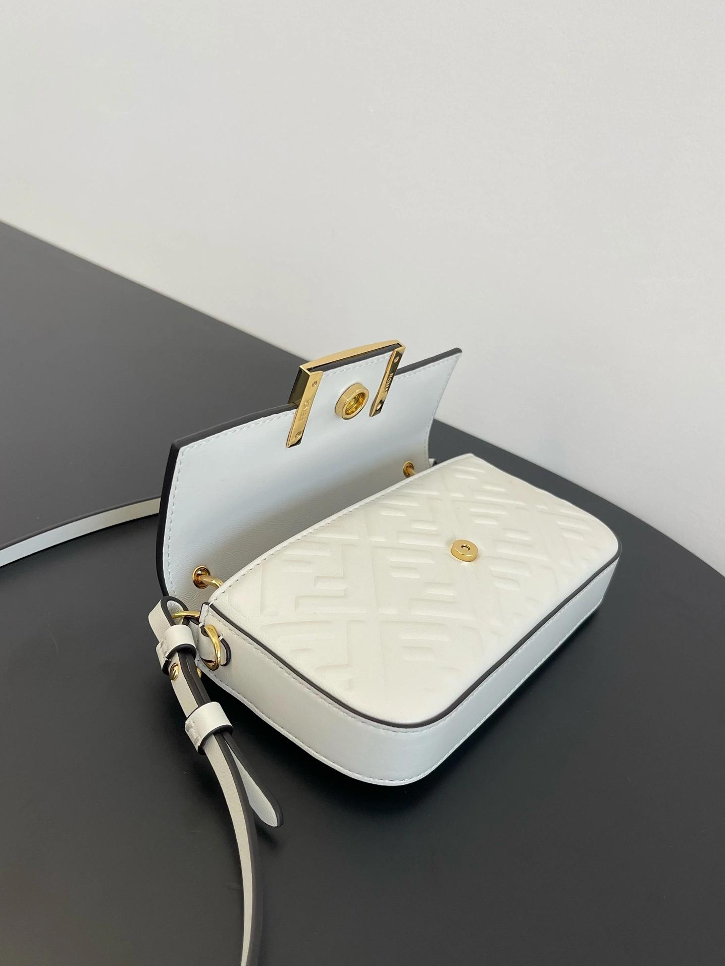 Fendi Satchel Bags Comfortable 69703