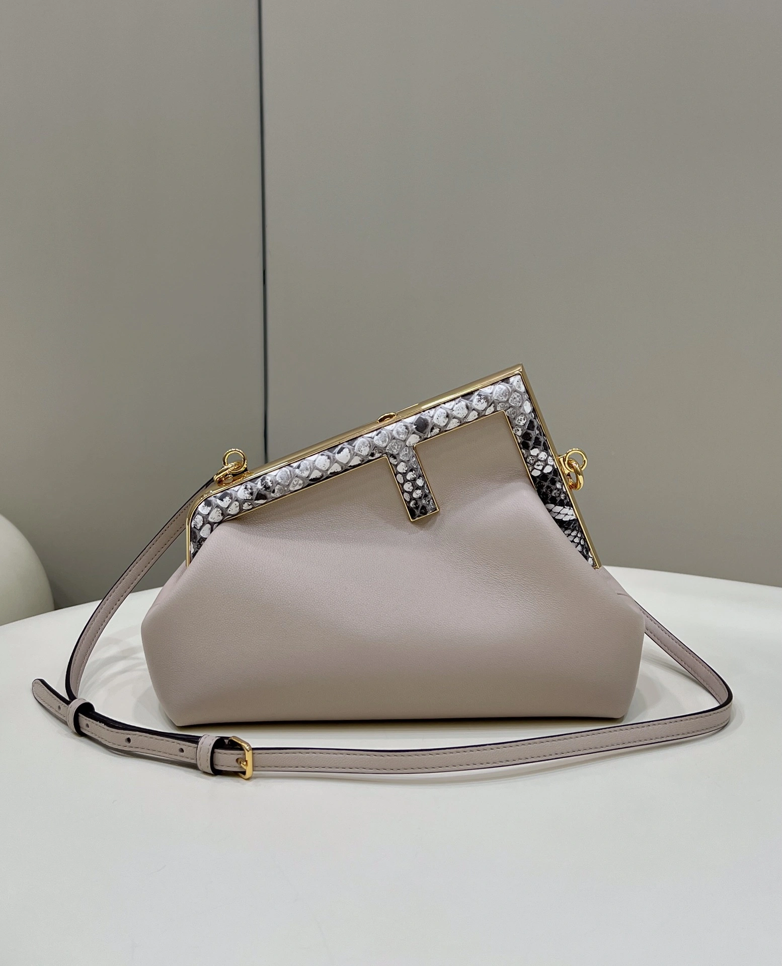 Fendi Satchel Bags Casual 69676