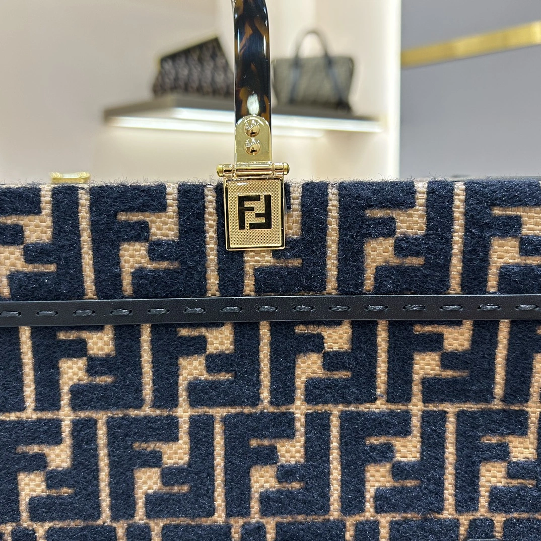 Flexible Fendi Shopping Bags 76685