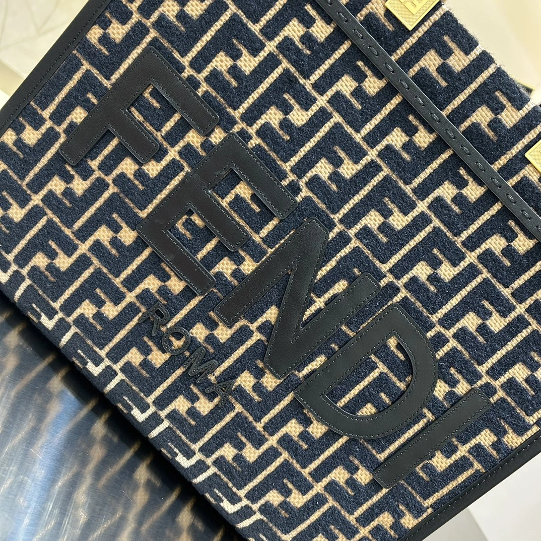 Flexible Fendi Shopping Bags 76685