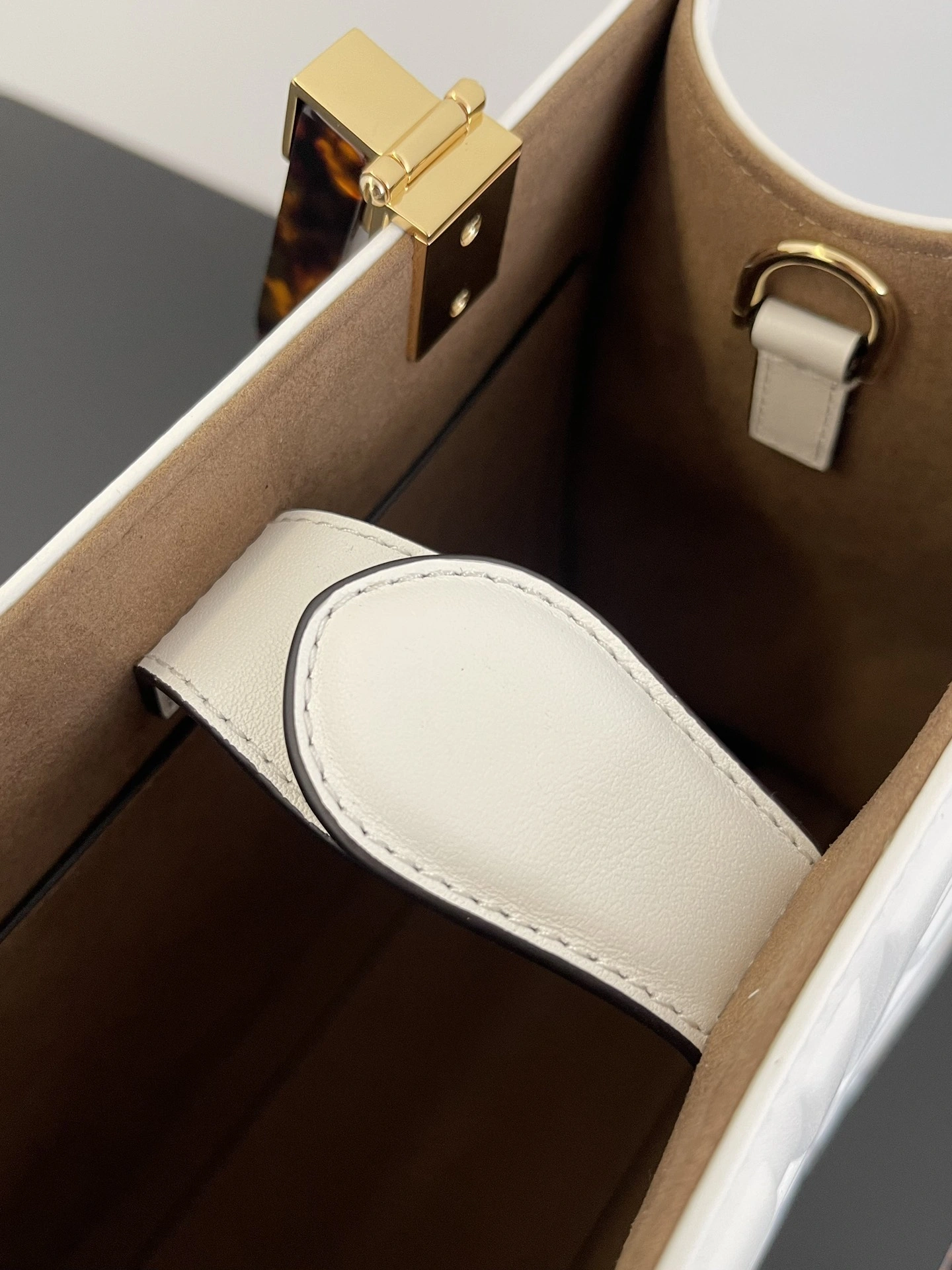 ModernLook Fendi Shopping Bags 76679