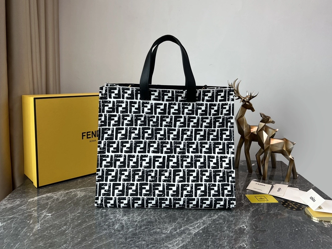 Effortless Fendi Shopping Bags 76675
