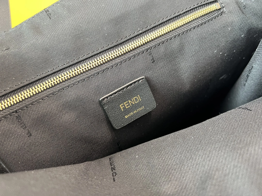 Effortless Fendi Shopping Bags 76675