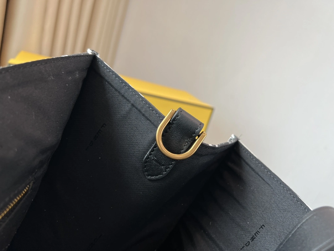Effortless Fendi Shopping Bags 76675