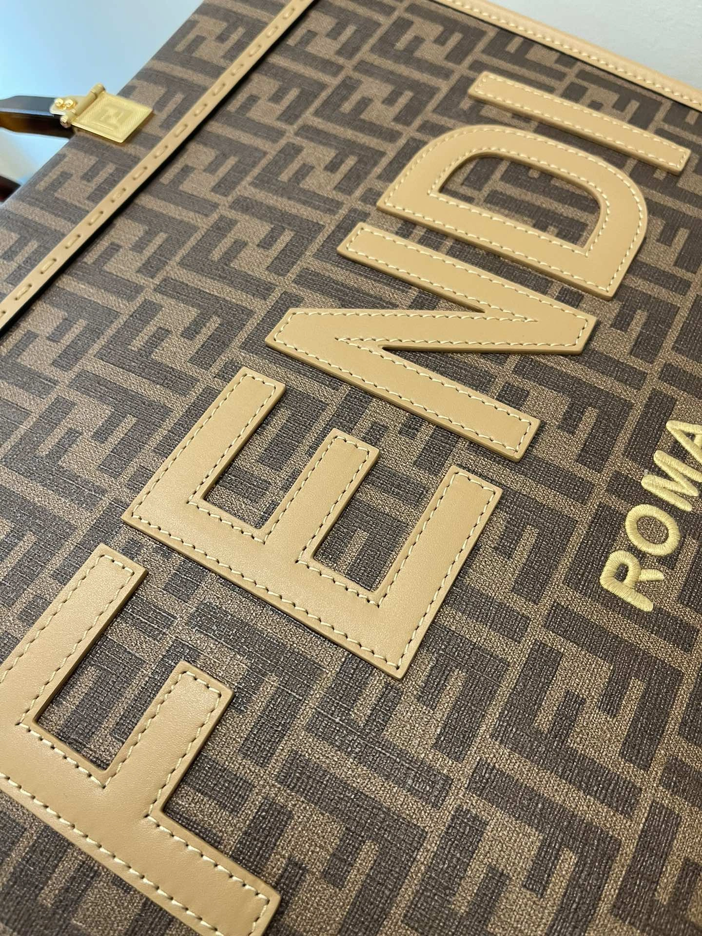RelaxedFit Fendi Shopping Bags 76673