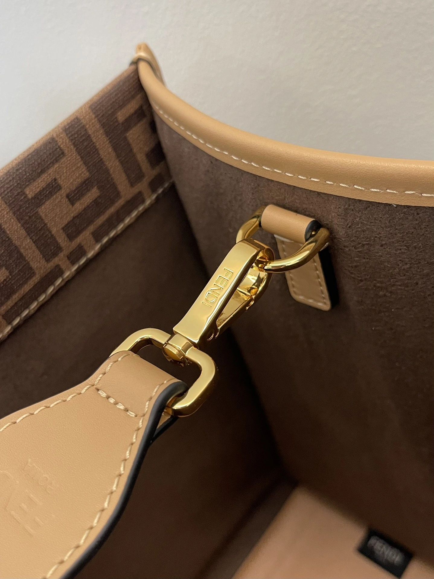 RelaxedFit Fendi Shopping Bags 76673
