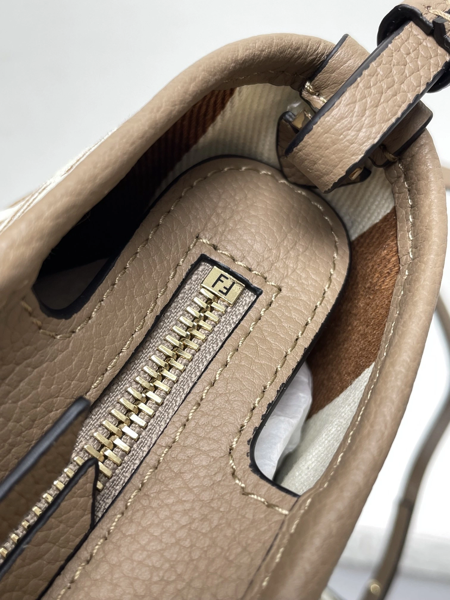 SunProtective Fendi Shopping Bags 69662