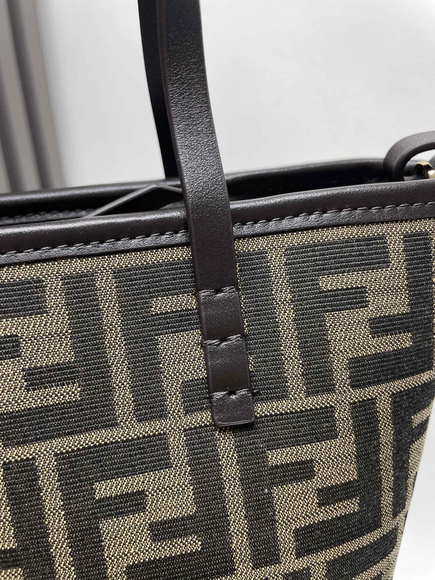 Unisex Fendi Shopping Bags 69652